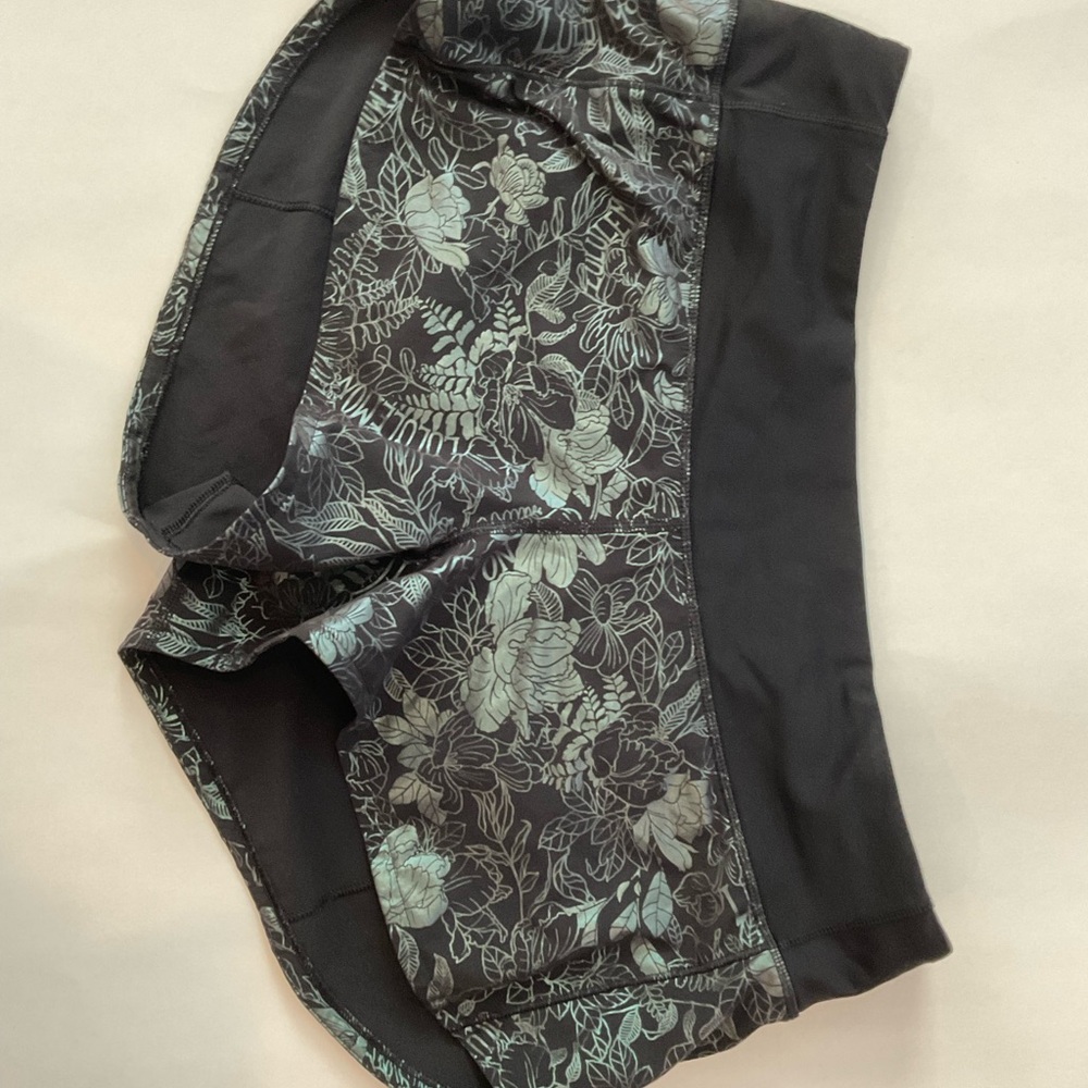 Lululemon Foil patterend running shorts size 6 (363)
